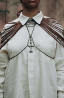 Colar amplo em Couro e Latão